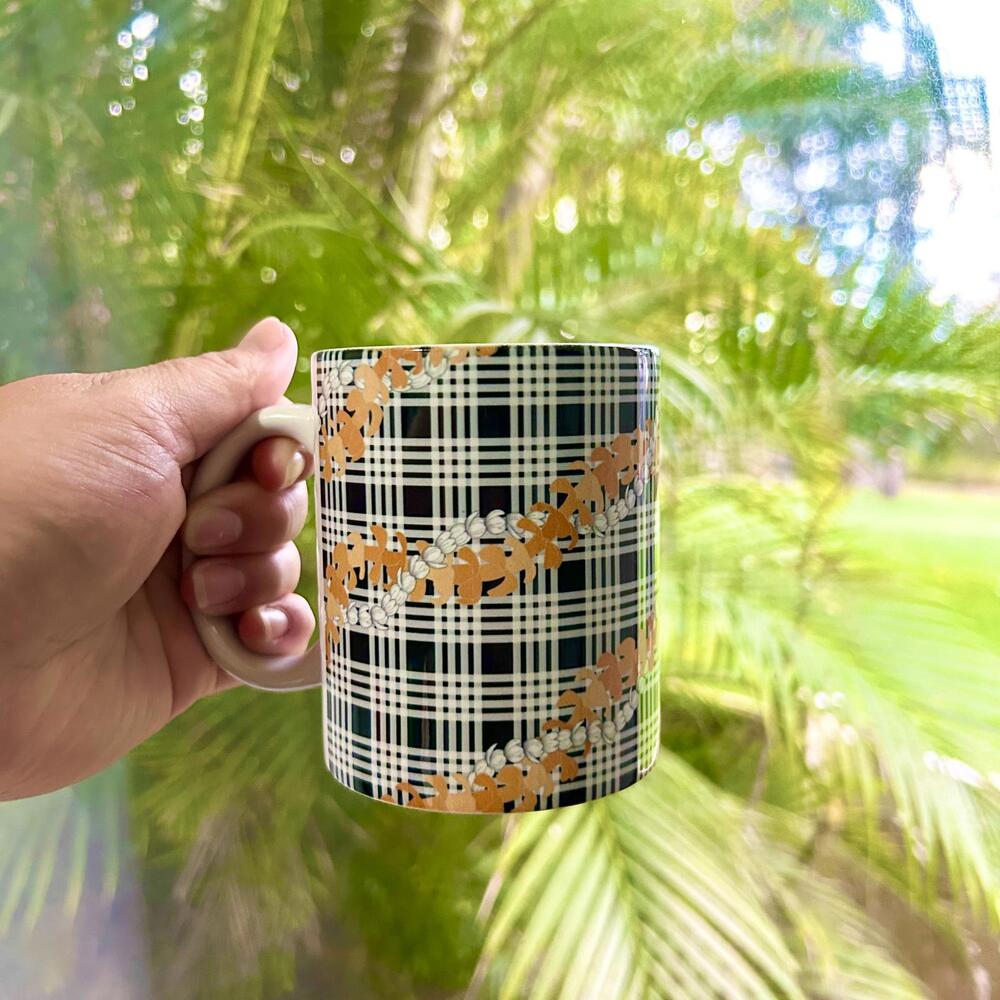 Hawaiian Print Pikake Puakenikeni Lei Black Palaka Mug Cup Vintage Retro